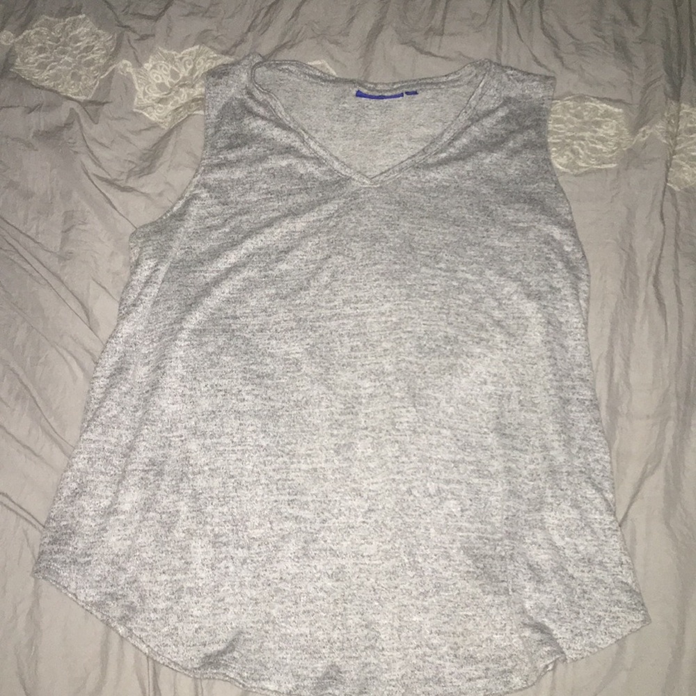 Gray v-neck tank🤍